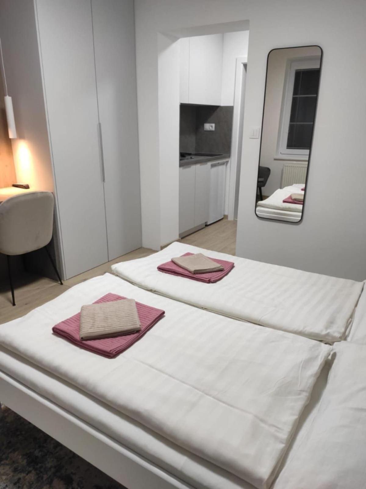 Privat Julia Hotel Vrbov Exterior photo