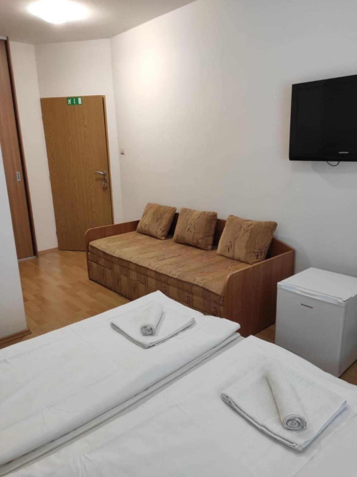 Privat Julia Hotel Vrbov Exterior photo