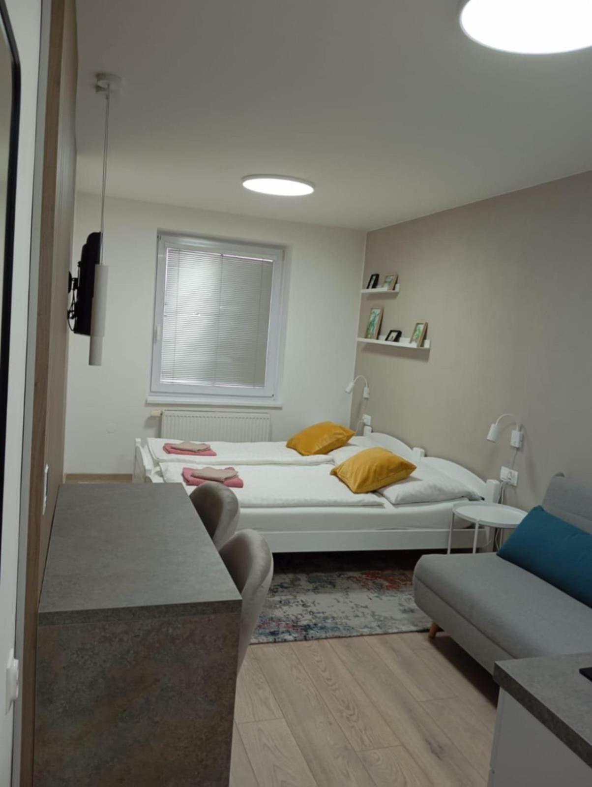 Privat Julia Hotel Vrbov Exterior photo