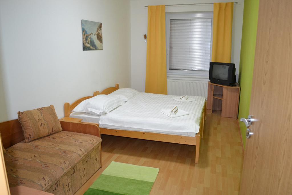 Privat Julia Hotel Vrbov Exterior photo